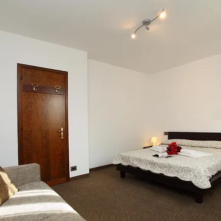 Sleeps 12 公寓 Regoledo